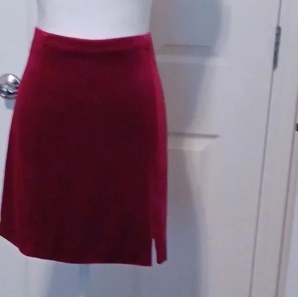 💙🐾Deep cherry velvet mini skirt with a slit - Picture 14 of 14